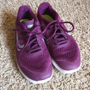 Nike girls tennis shoes sz 4